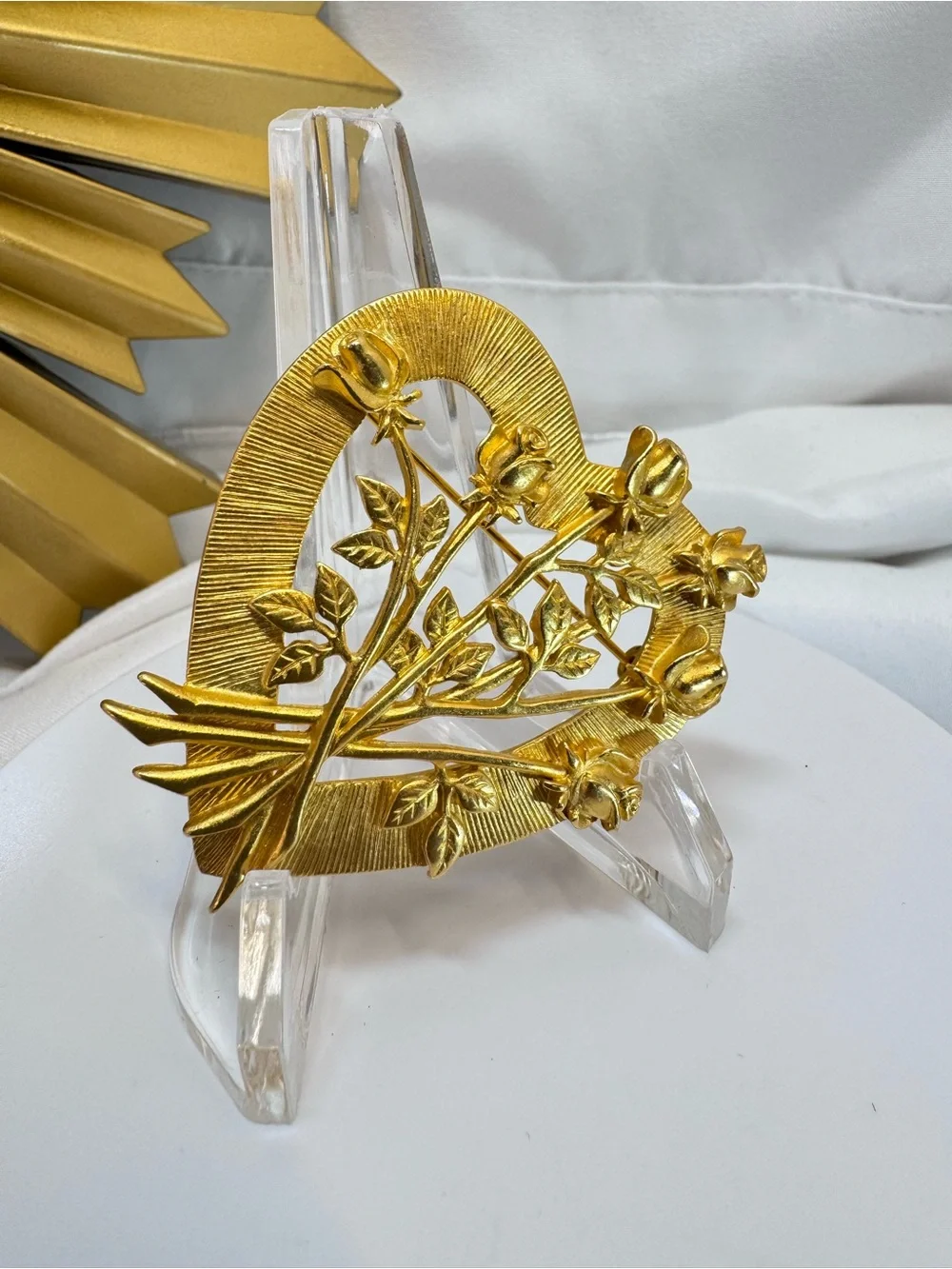 JJ Gold Heart Floral Brooch